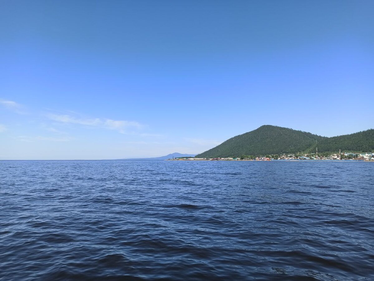 Вид на озеро Байкал со стороны Прибайкальского национального парка