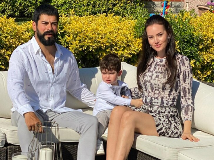 Бурак Озчивит с Фахрийе Эвджен и сыном Караном. Фото: личный архив