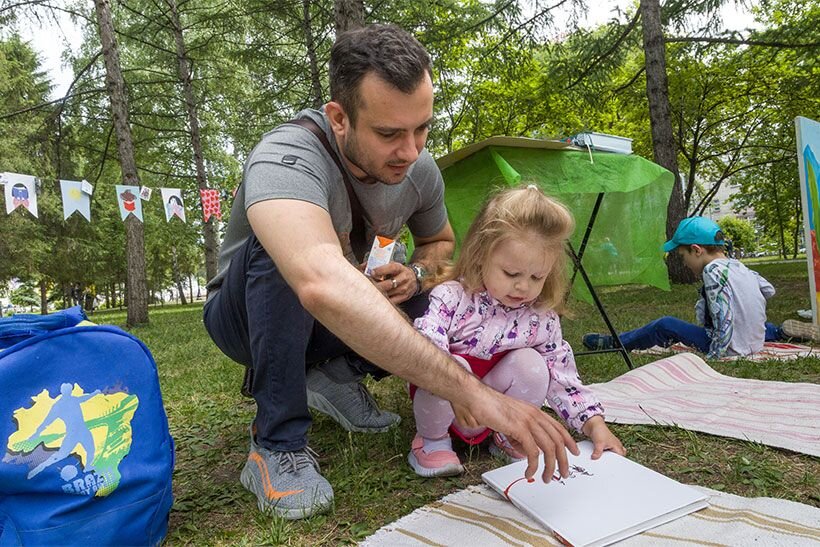 В «Библиотеку на траве» в Первомайский сквер Новосибирска часто приходят семьями. 