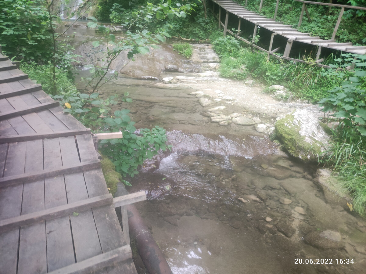 Деревянные лестницы с одной стороны туристы идут вперёд с другой стороны назад.