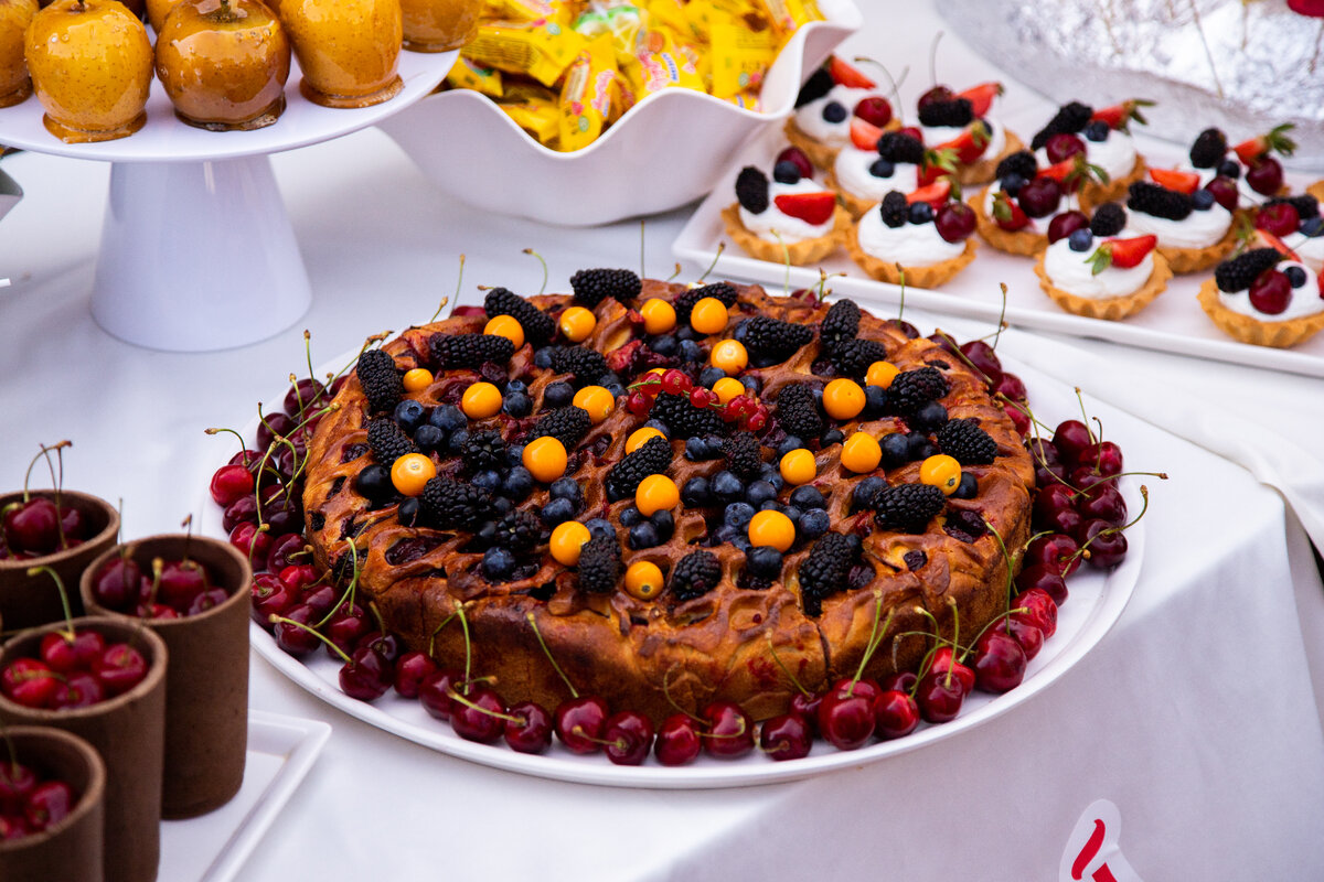 Важный пункт — непрерывный доступ к питанию и напиткам с 7 утра до 12 вечера