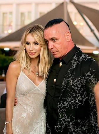 Тилль и не догадывался о коварном плане артистки и ее команды. Бедняжка((