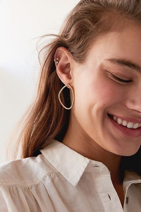 Каждый человек испытывает эмоции ежедневно, однако счастье - одна из самых волшебных эмоций, котор хочется ощущать как можно чаще. Но откуда же берется счастье и какие гормоны отвечают за это?