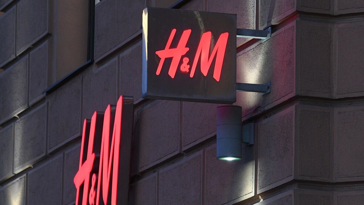    Логотип магазина одежды H&M на Тверской улице в Москве© РИА Новости / Алексей Майшев