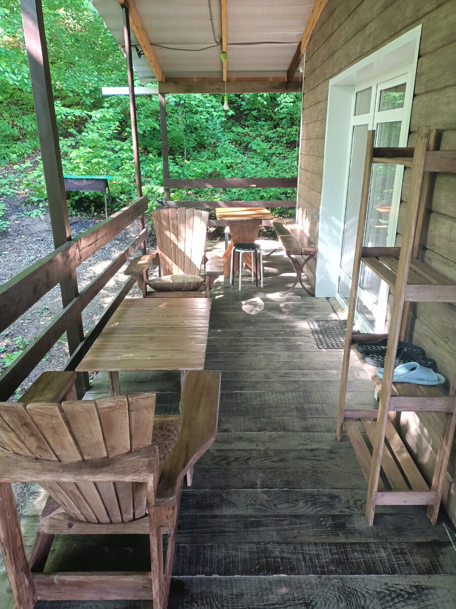 Уголок у второго номера