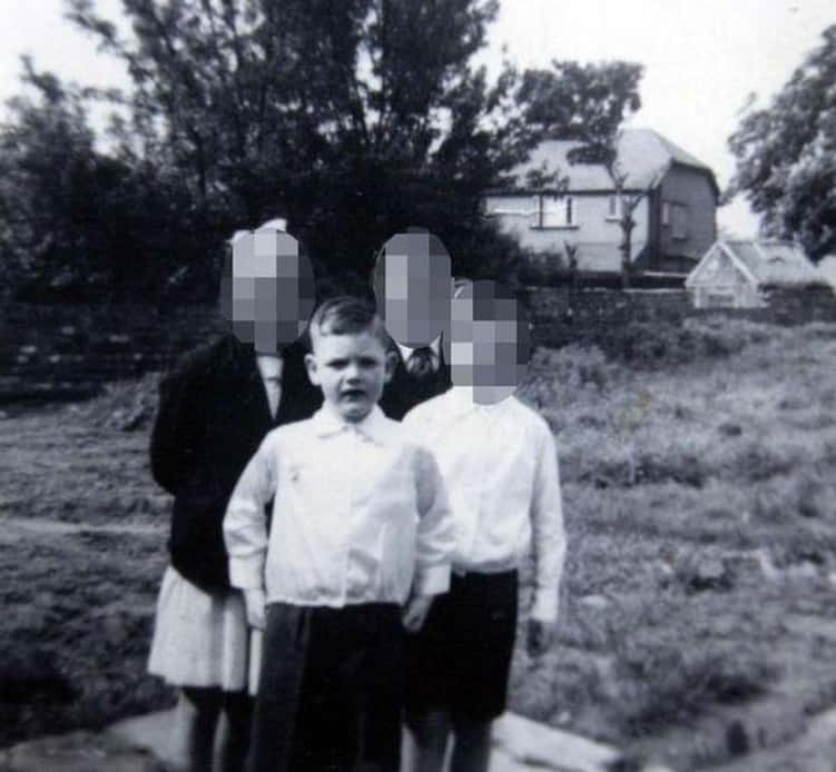 Роберт Модсли со своими братьями и сестрой в приюте 