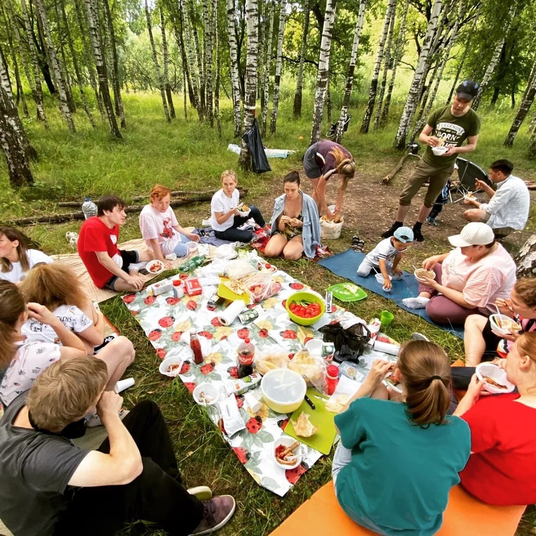 пикник с семьей на природе. шашлыки на природе. большой пикник. пикник на природе. пикник на природе.
