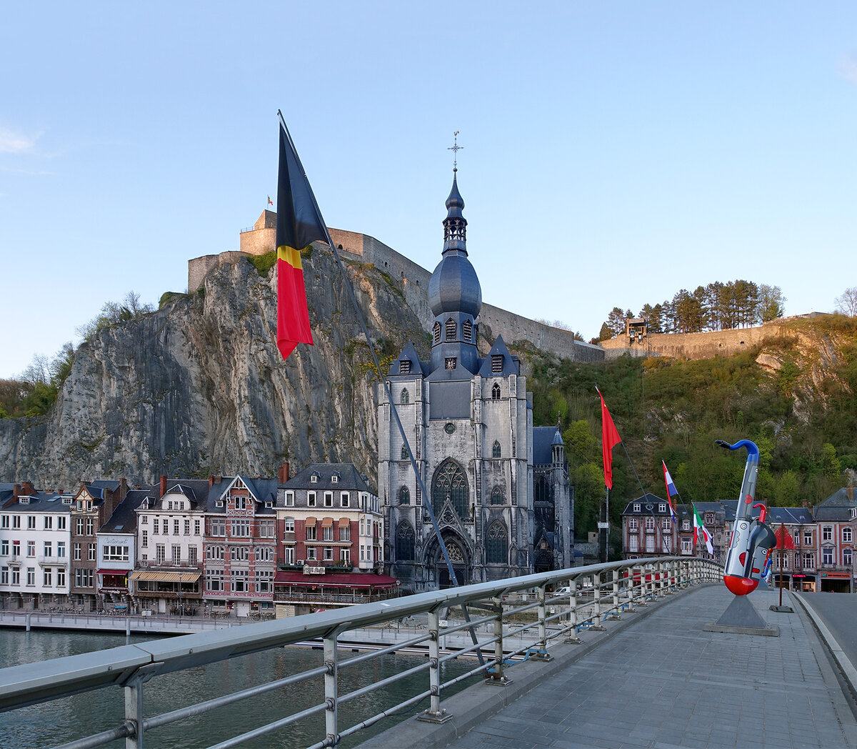 Узнаваемая церковь Богоматери в центре Динана, год основания 1227