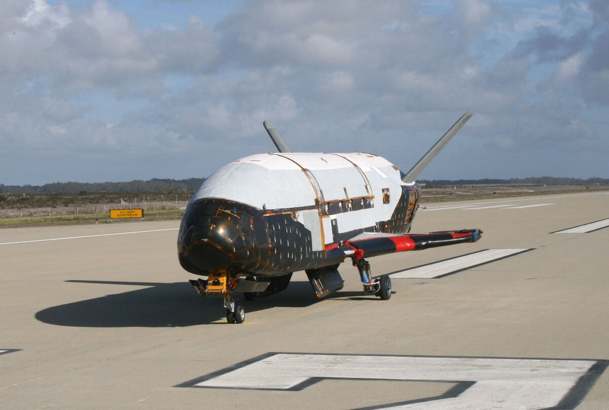 Орбитальная испытательная машина X-37B прошла наземные испытания на базе ВВС Ванденберг в октябре 2007 года. Авторство: United States Air Force. http://www.af.mil/information/factsheets/factsheet.asp?id=16639 (direct link), Общественное достояние, https://commons.wikimedia.org/w/index.php?curid=9657748