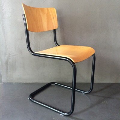 Стул Марта Стама из формованной фанеры и гнутой трубчатой стали. 