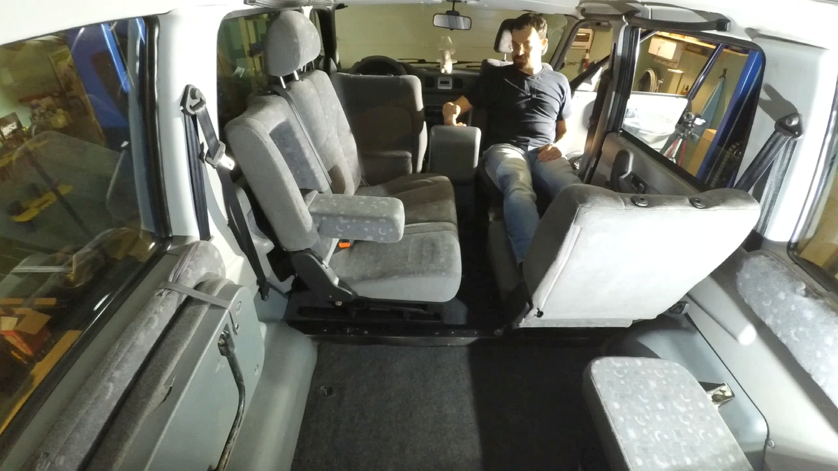 Из дорестайла я без труда сделал почти минивэн. С новым такое не прокатит. Да с ним вообще ничего не прокатит. Почему - подробно рассказываю далее.