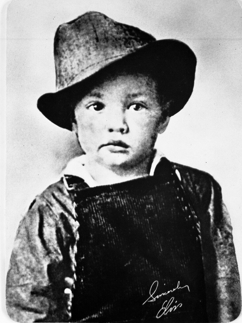    С ранних лет Пресли окружали религия и музыка. В детстве он пел в церковном хоре, а дома слушал радио / globallookpress.com / UPPA/ZUMA Press