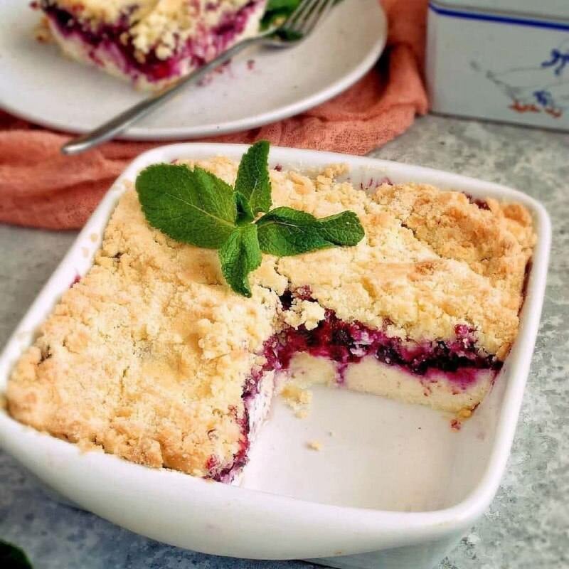 Творожный крамбл с чёрной смородиной