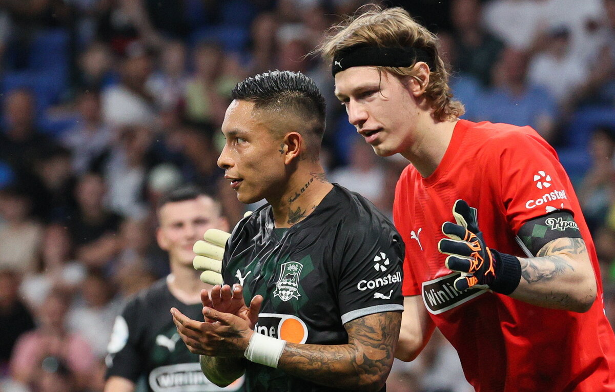    Защитник "Краснодара" Кристиан Рамирес и вратарь команды Матвей Сафонов  Гавриил Григоров/ТАСС