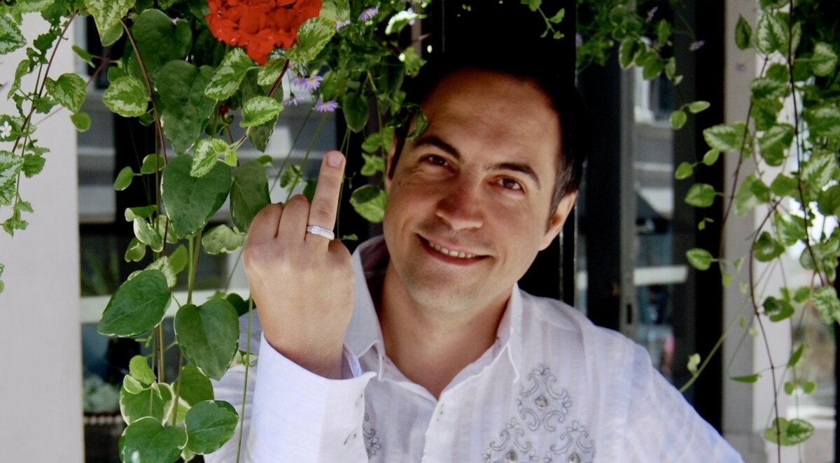 Это я показываю свое обручальное кольцо. Объясняю, чтобы вы не подумали чего плохого.