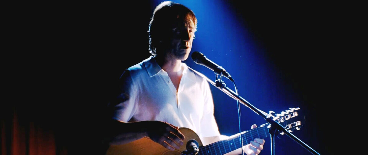 Сергей Безруков в роли Владимира Высоцкого.