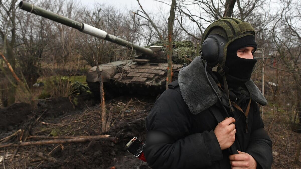    Танкист у одного из танков Т-72 в южном секторе в ходе специальной военной операции© РИА Новости