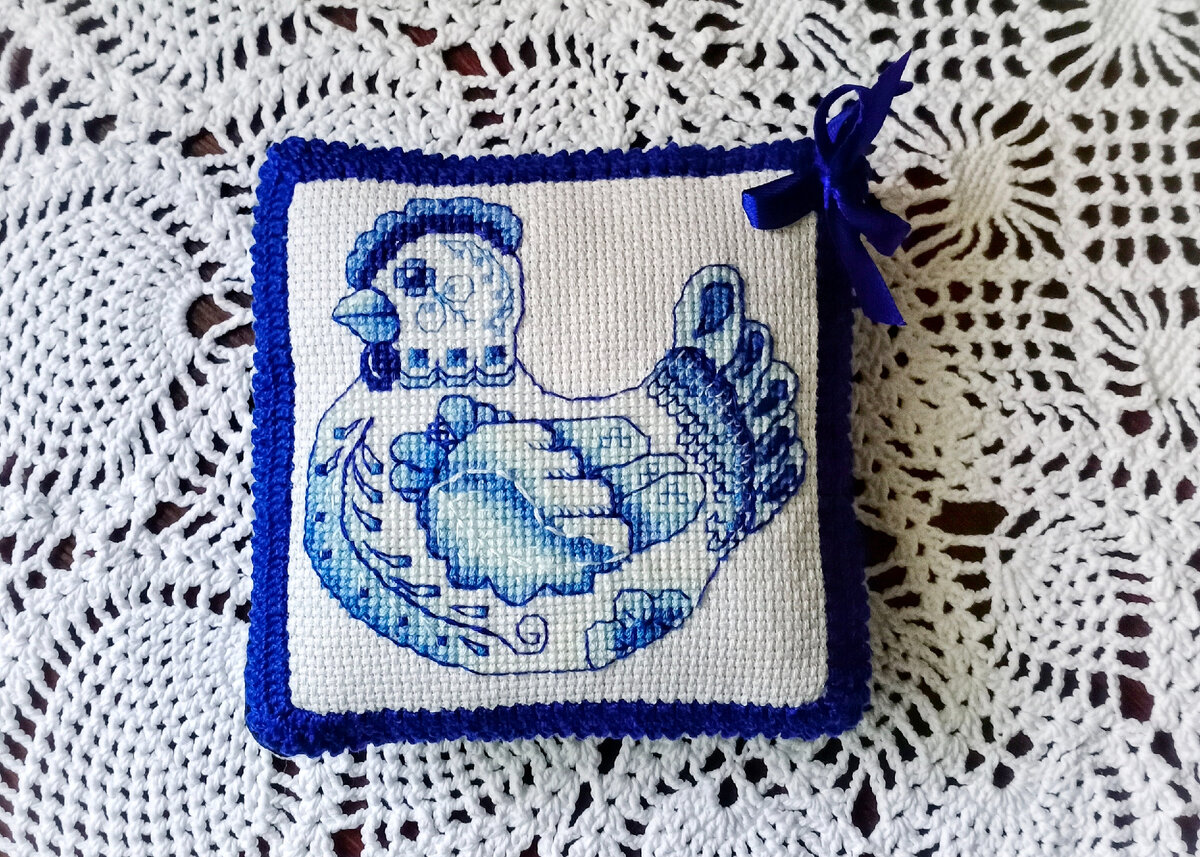 курочка в стиле Гжель, дизайнеры Евгения Асанович и Ксения Адоньева 