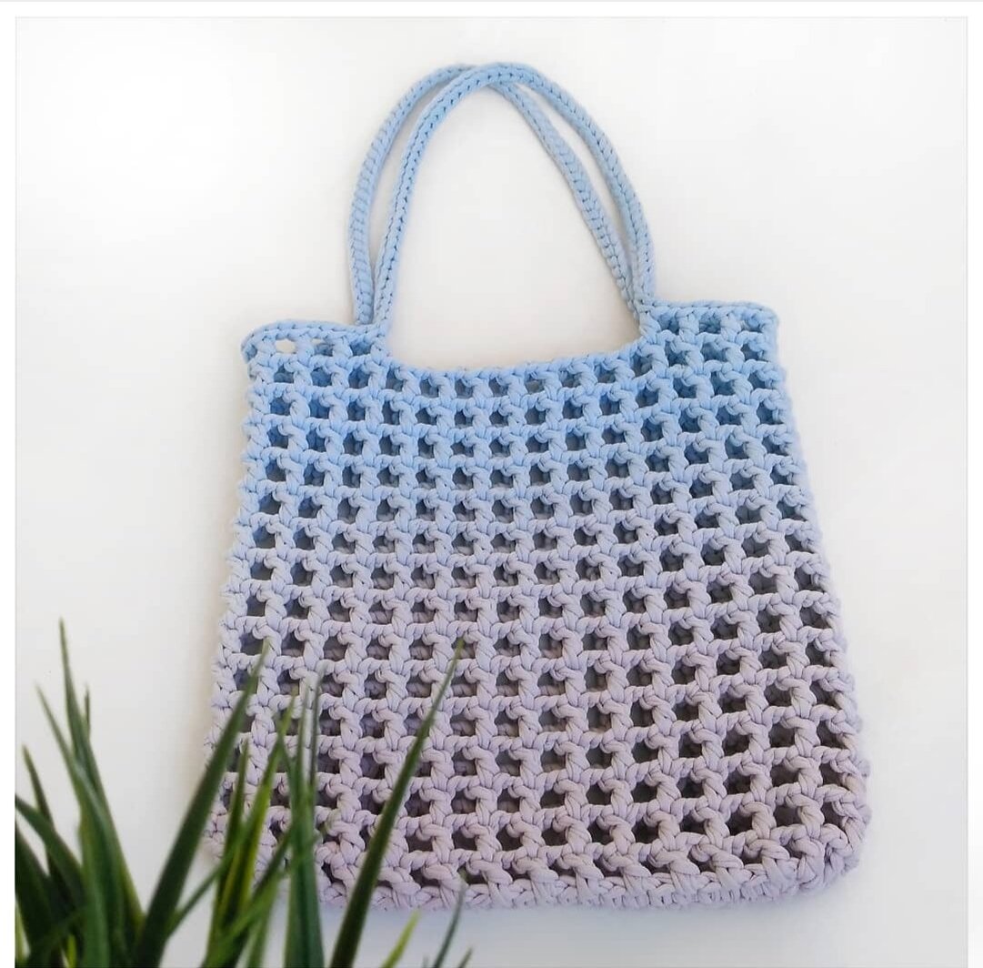 Авоська из трикотажной пряжи ручного окрашивания. Цвет латте-голубой.