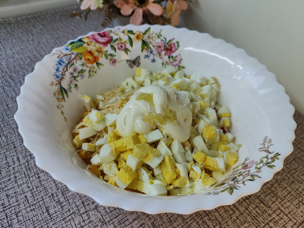Здравствуйте, дорогие друзья! Сегодня хочу поделится с вами вкусным Пикантным салатом с кукурузой, яйцами и помидорами. Салат получается вкусным, сочным и пикантным.-6