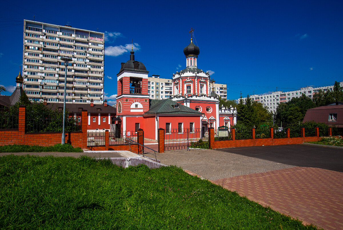 Церковь троицы в конькове. Храм Живоначальной Троицы в Коньково.