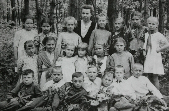 Ученики школы поселка биофабрики весной 1941 года