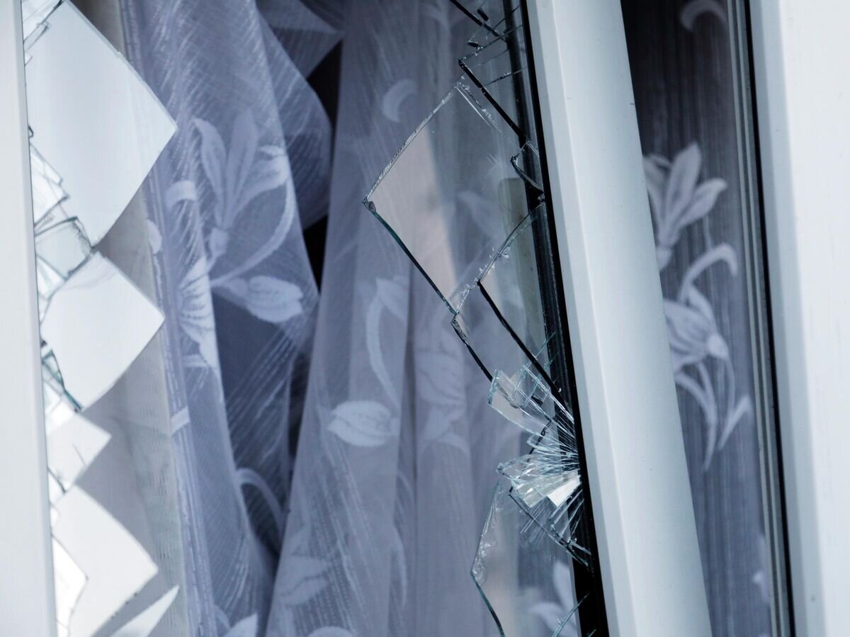    Разбитое стекло в окне жилого дома в Белгороде © РИА Новости / Таисия Лисковец