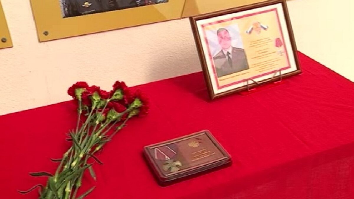    В Курске вручили награду родителям погибшего в зоне СВО Александра Савенкова
