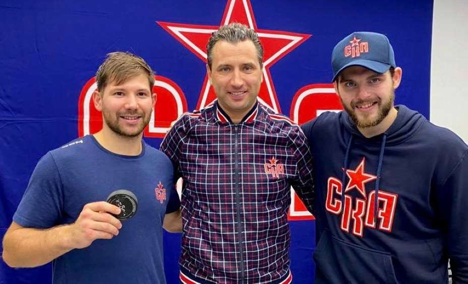    Сергей Толчинский, Роман Ротенберг и Алекс Гальченюк празднуют победу СКА. Фото: Соцсети ХК СКА