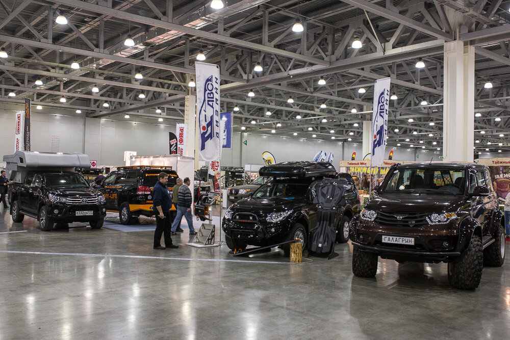 Миновав спининги и воблеры я сразу иду в дальний угол. Тут я всех знаю, а все знают меня. Надо поздороваться :)
 