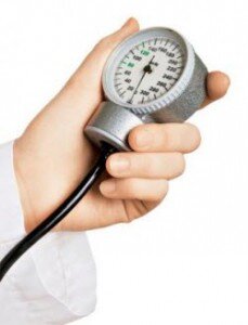 Прежде всего, для больного важен покой. Его необходимо уложить на ровную поверхность и подложить что-либо под ноги. В таком положении кровь намного быстрее прильет к головному мозгу. Если же нет возможности занять горизонтальное положение, то следует наклонить голову как можно ниже и ближе к коленям. Эффект будет тот же самый.