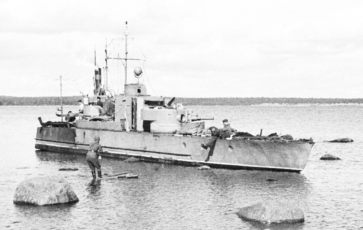 Бронекатер № 215 на камнях полуострова Сатаманиеми (ныне Портовый мыс). Август 1941 года