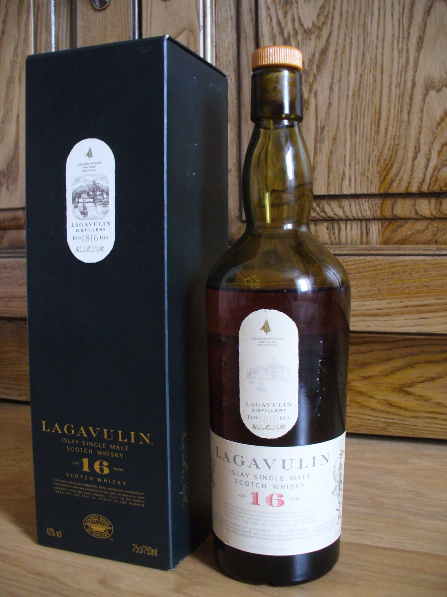 Виски lagavulin 16. Лагавулин 16. Торфяной виски Лагавулин. Виски Лагавулин 16. Шотландский виски Lagavulin.