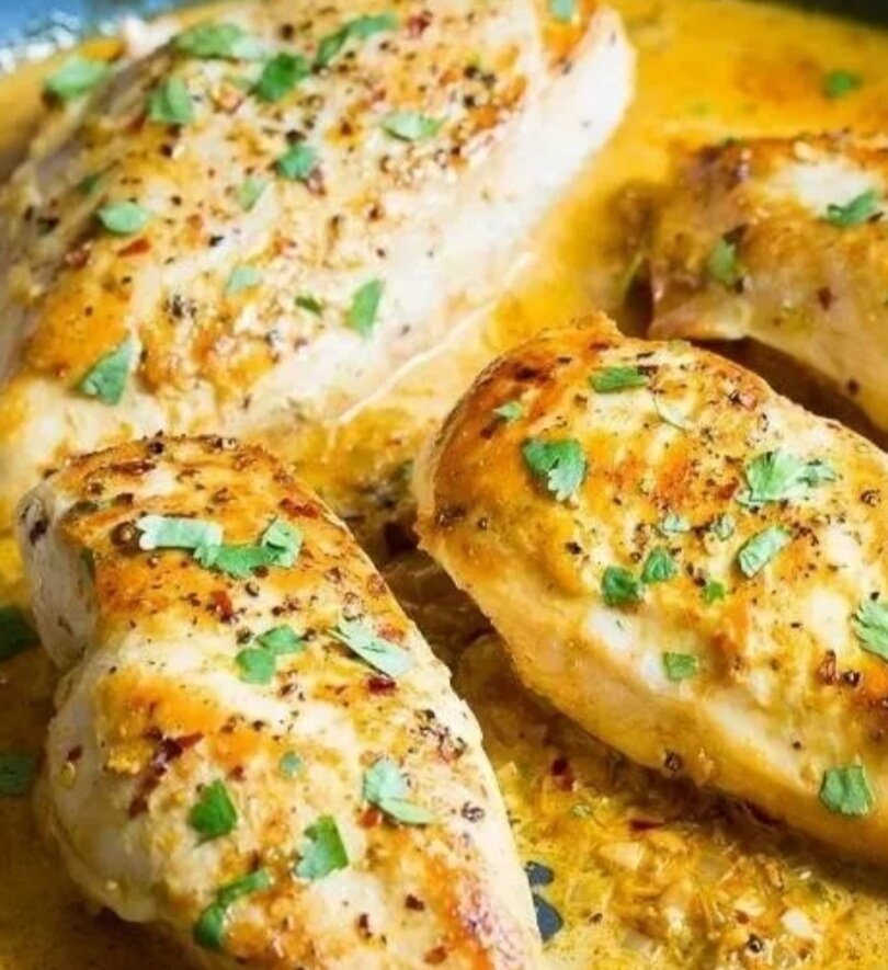 Куриные грудки рецепт на сковороде быстро. Куриное филе на сковороде. Куриная грудка. Куриные грудки в соусе.