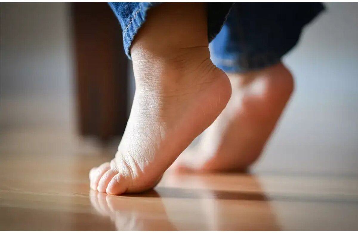 Какие причины скрываются за ходьбой на носочках