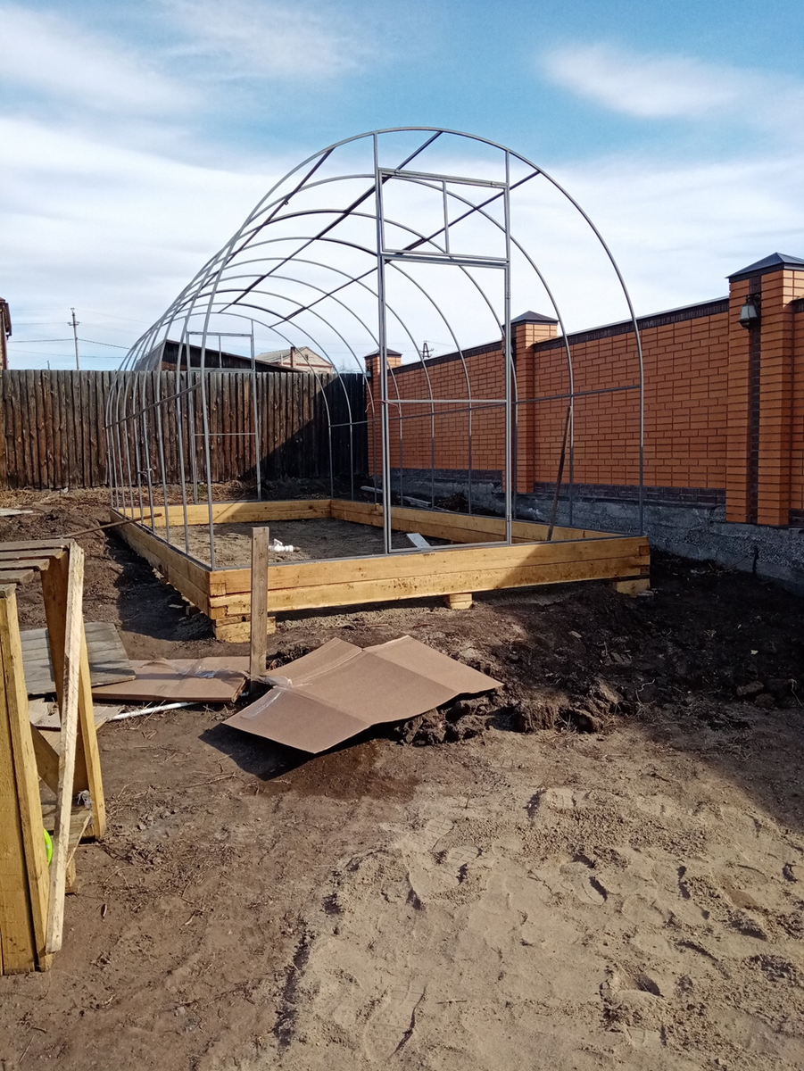 Теплица в процессе строительства