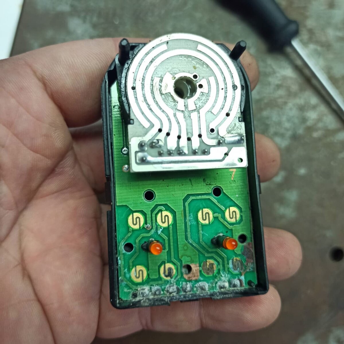 Совмещённый с джойстиком зеркал блок кнопок управления стёклами. 