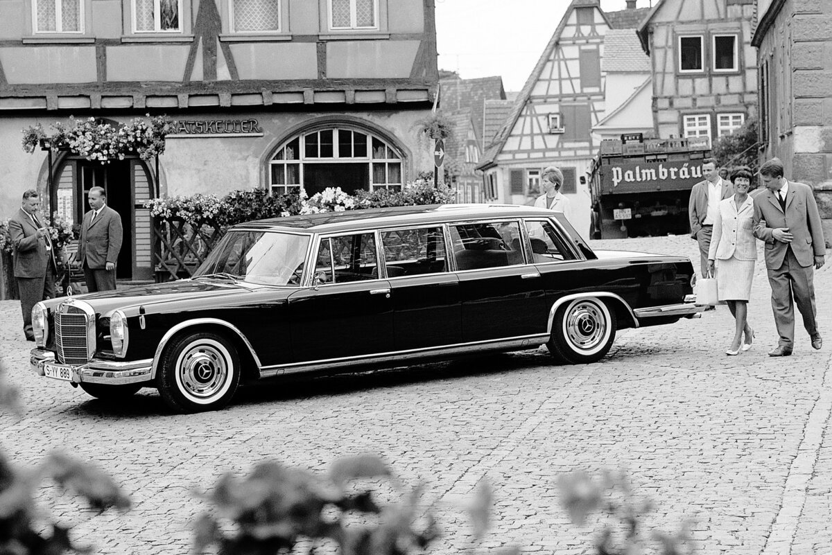    Mercedes-Benz 600 — олицетворение финансового и политического могущества. Но фото не самое удачное: снимок выглядит уж очень провинциально-легкомысленно