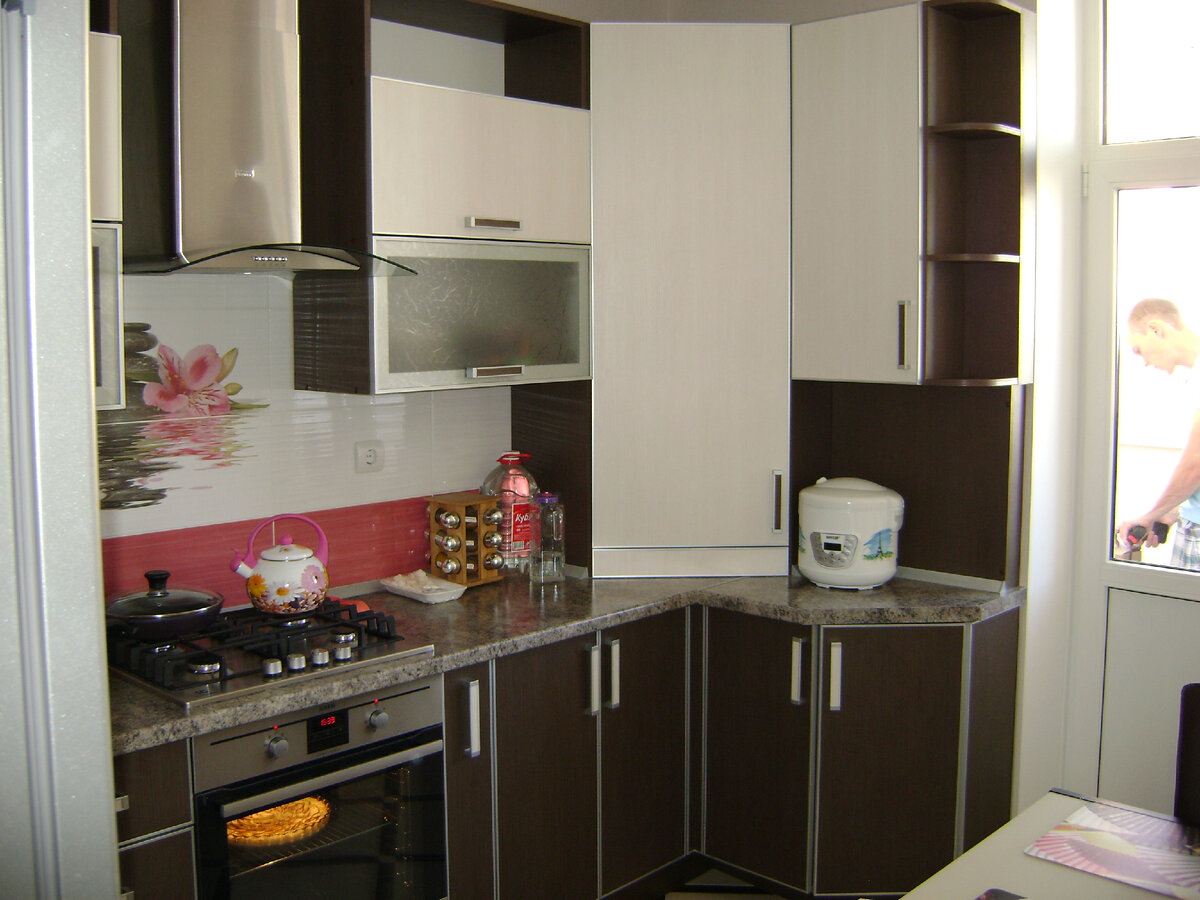 Вон она, мультиварка, стоит справа на столешнице, симпатичная, но бесполезная