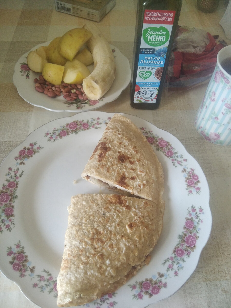 На обед овсяноблин с копчёной скумбрией и льняным маслом, фрукты, орешки,чай