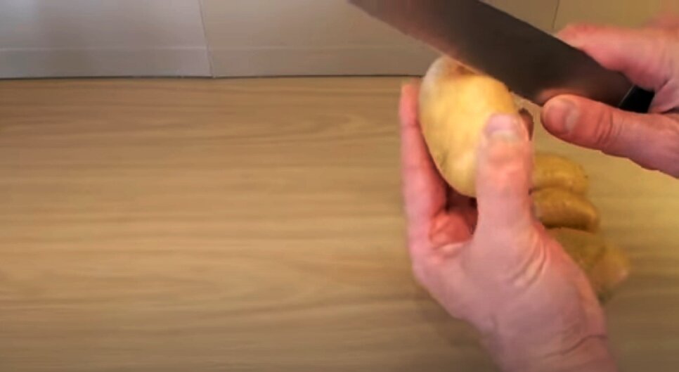 Прорезаем кожуру картофеля по кругу