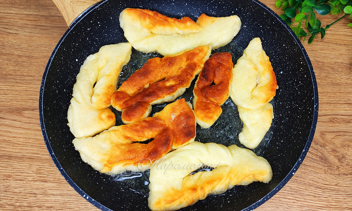 Sveiki atvykę į „Karamelka“ kanalą! Tas pats nepamirštamas patiekalas iš vaikystės, kurio negamina tik labai tinginiai arba tie, kurie nemėgsta kepto ir miltinio maisto. Skani ir labai švelni vergunija skubanti.-6-2