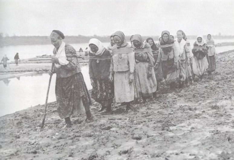 Женщины - бурлаки на Волге