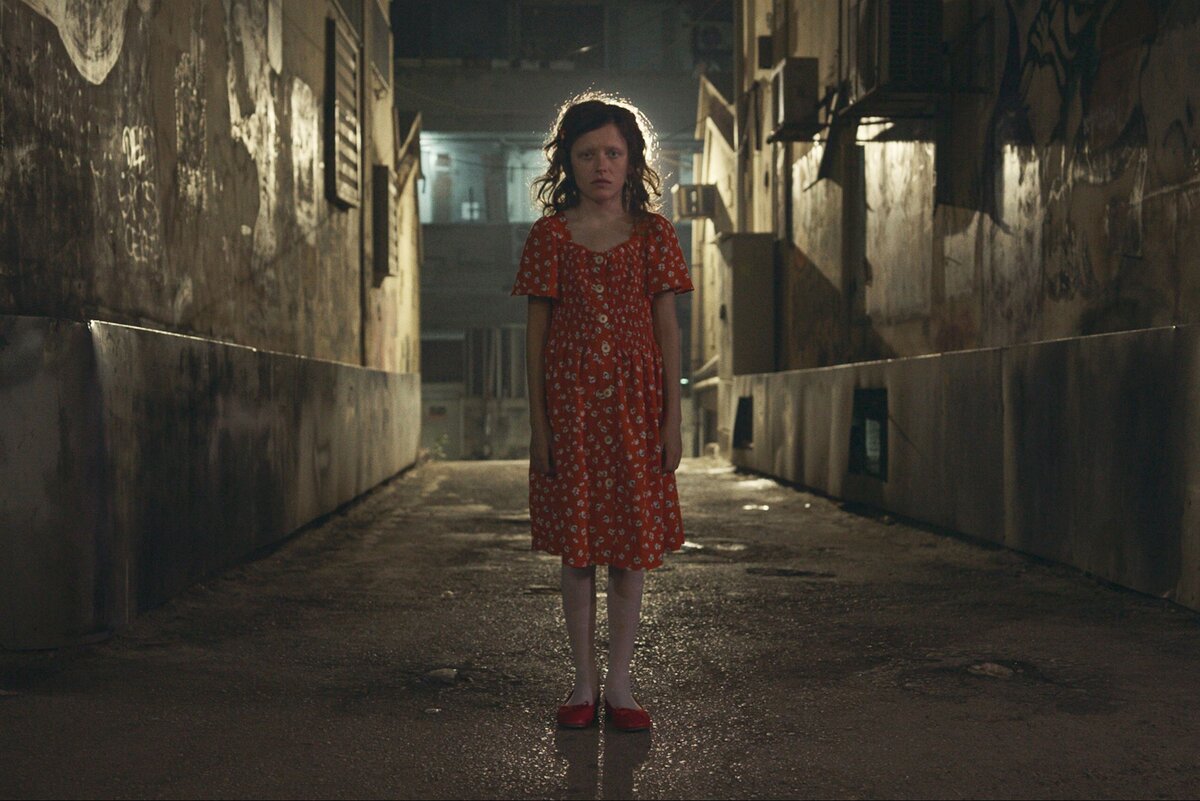 Ночной кошмар Медеи. И - внимание! - кошмар ли. У неё нет эмоций, она не выражает своего отношения к событиям, если только это не касается Лёши. Замкнутая между стен, в темноте, в красном как диван платье, сама как плоть - всегда жаждущая секса (=слияния с другим телом)