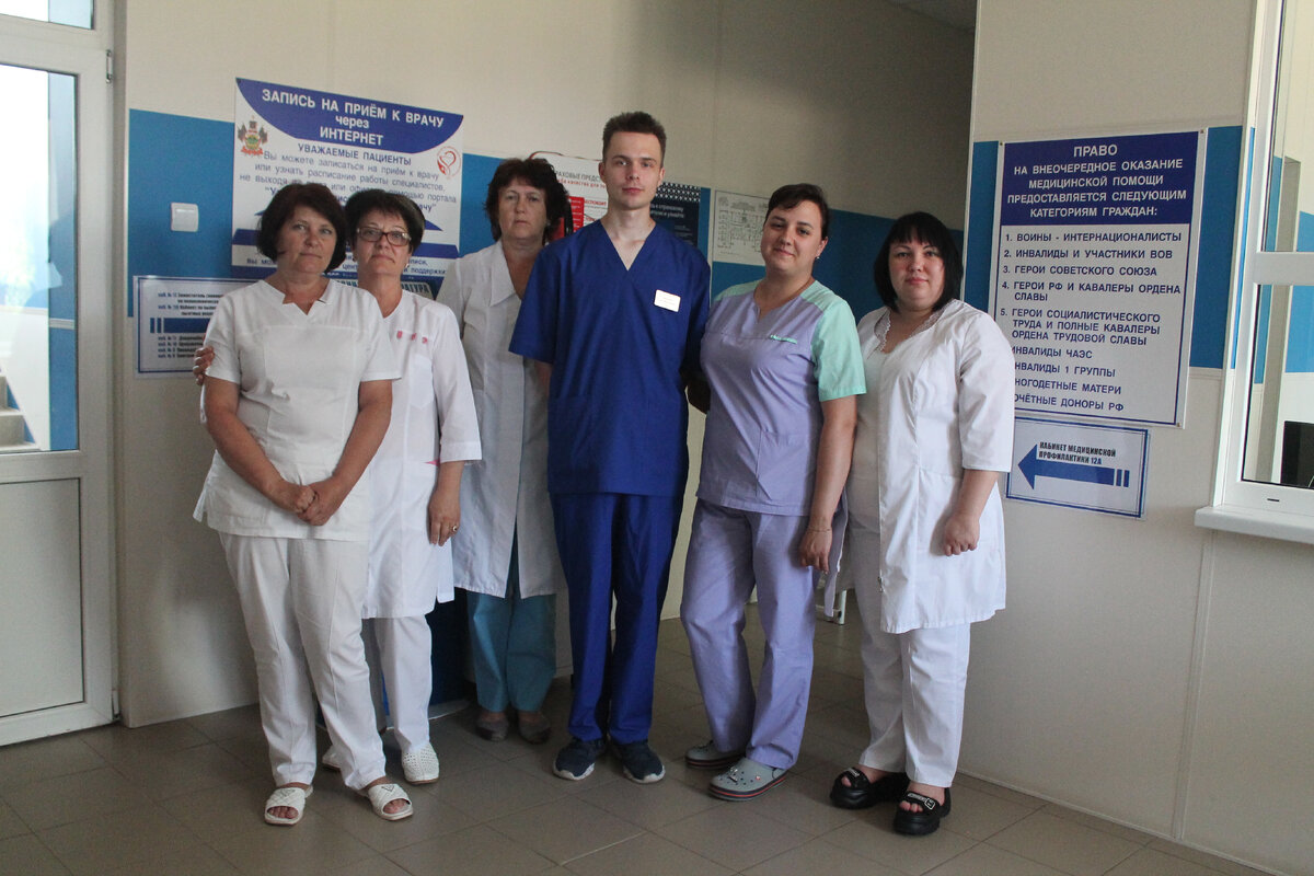 Участковая медсестра А. Шевердинова, медсестра кабинета офтальмолога Л. Аксенова, зав. поликлиникой В. Семиохина, фельдшер неотложной медпомощи Т. Жихарев, врач-окулист Е. Капральченкова, медсестра кабинета медпрофилактики А. Черникова.