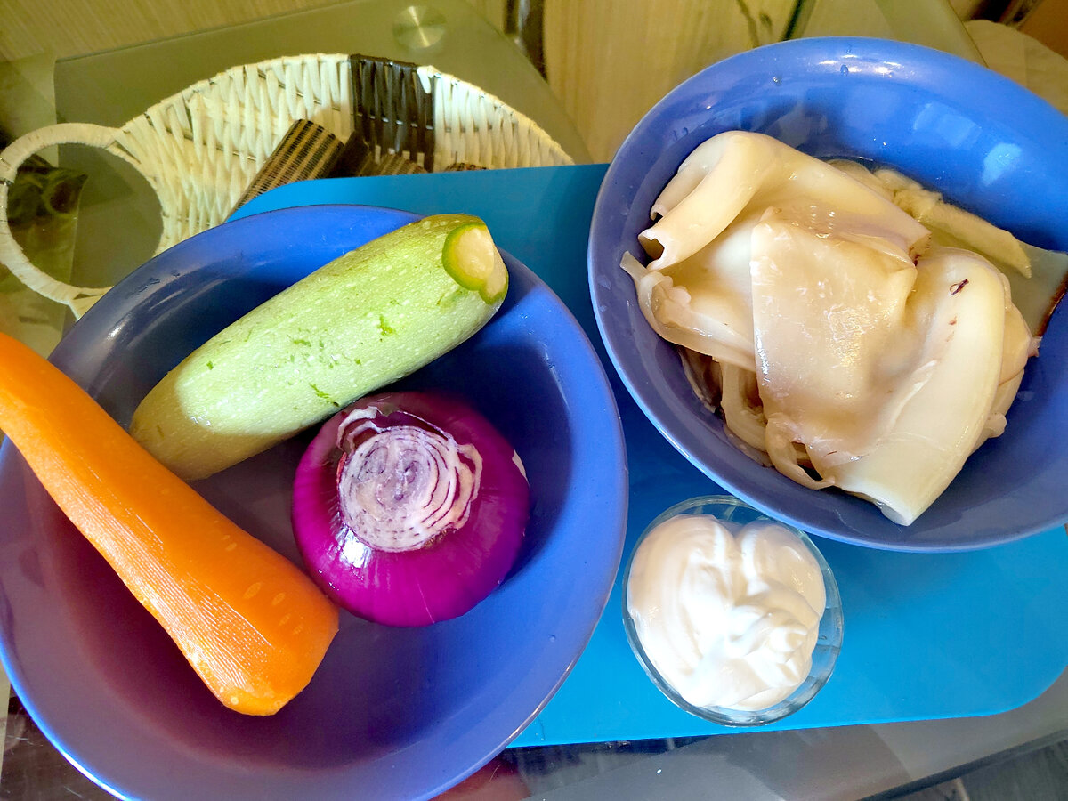 Кальмары (3 шт.), кабачок, морковка, лук. Все по штучке. Сметана.