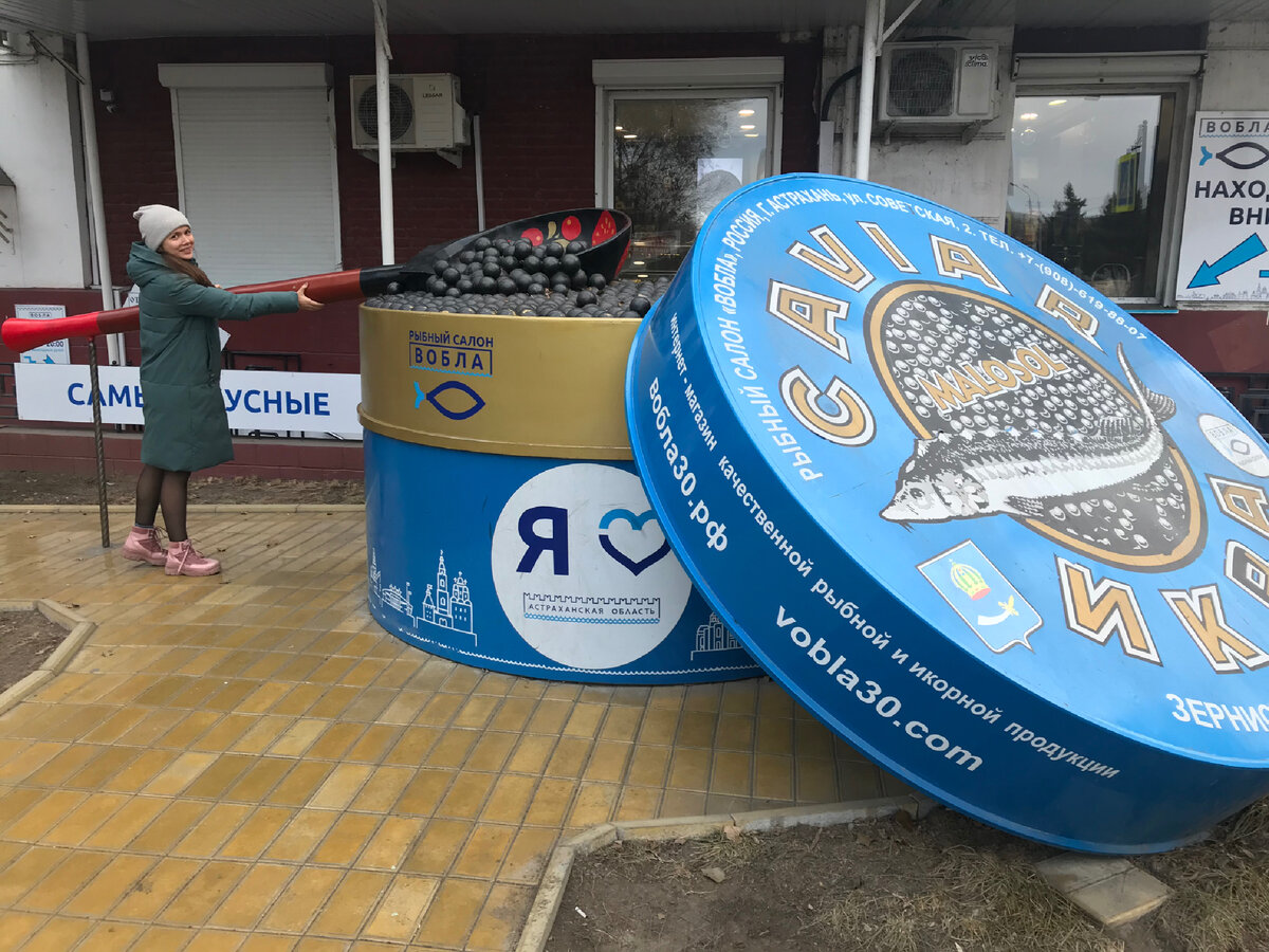 Загребаю большой ложкой чёрную икру :)