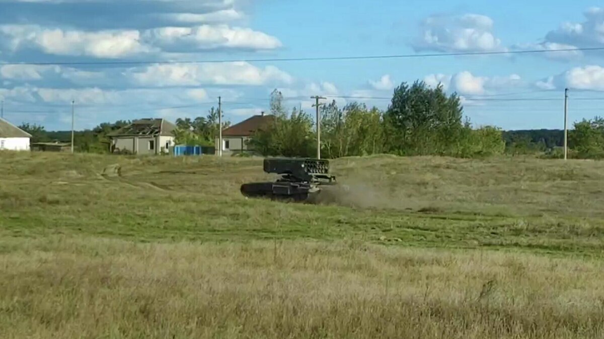 Военная техника  на лугу.   фото: картинки  яндекса.