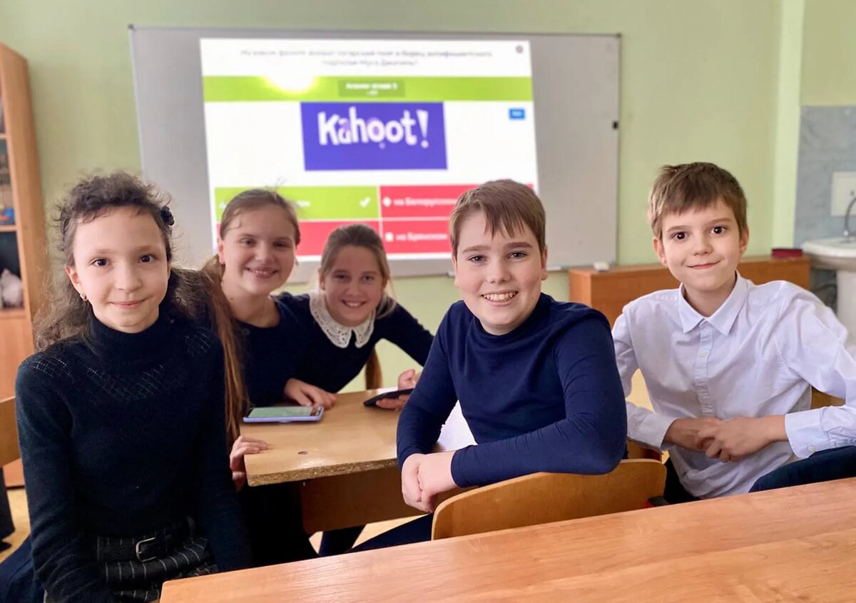На уроках ребята часто играют в квизы и используют смартфон как пульт управления