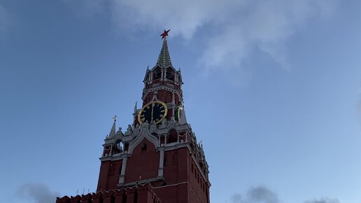 Бой курантов на Спасской башне Кремля.